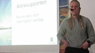 Agnes Eriksson, coach för kommunens ”Äldresupporten”, medverkade på SPF Åkerbärets första medlemsmöte för året.