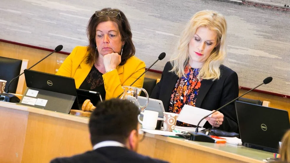 Emma Engelmark, till höger i bild och tillsammans med skolchefen Maarit Enbuske, är mycket nöjd med förvaltningsrättens beslut om att säga nej till inhibition. "Det gör att vi kan jobba vidare och verkställa besluten", säger hon till Norrbottens Media.