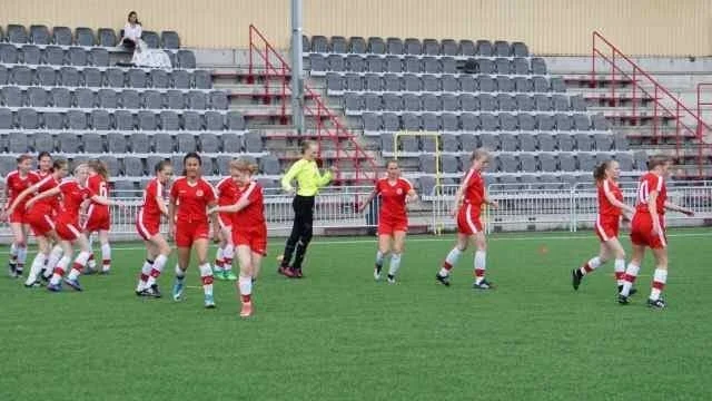 Nu byts Lombias konsträs ut mot fotbollsplanerna i, och runt omkring, Göteborg för Kiruna FF:s flickor 05.