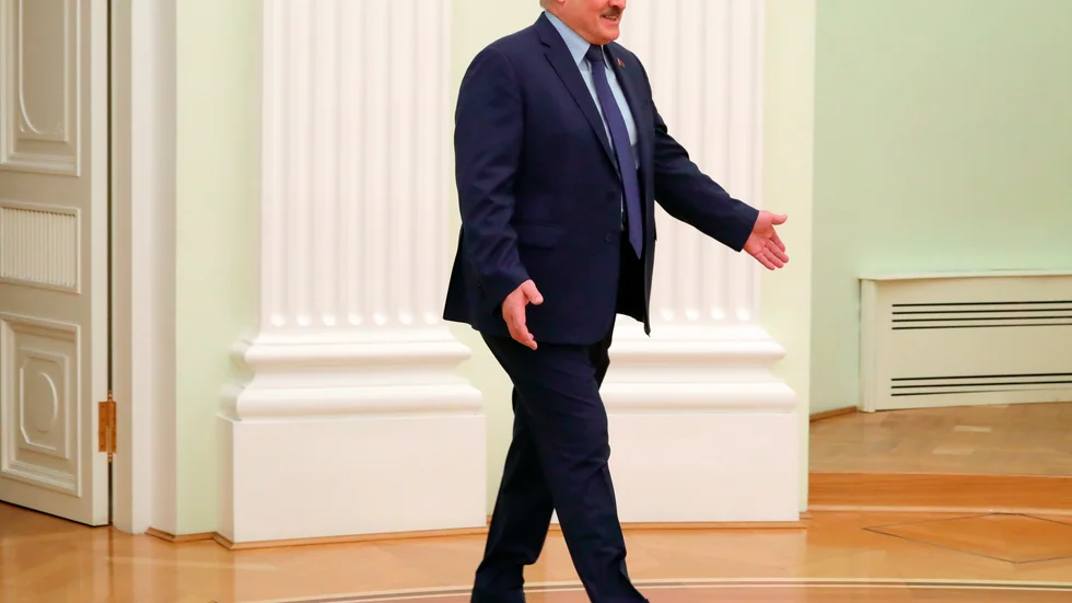 Belarus ledare Aleksandr Lukasjenko benämnde Ukrainakriget som just ett krig. Här är han på besök i Kreml i Moskva i mars. Där får man inte använda det ordet. Arkivbild.