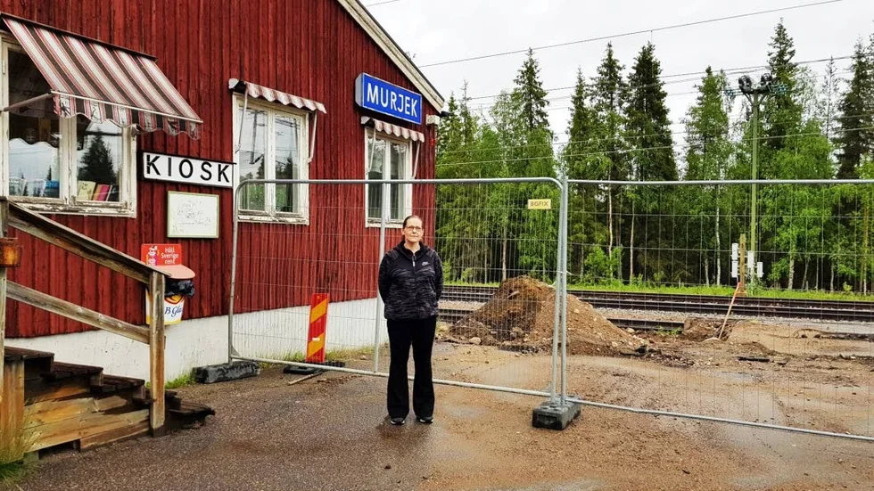 Stationen är stängd på grund av renovering. Det drabbar Murjek hembygdsförening, där Maria Lindgren är anställd.