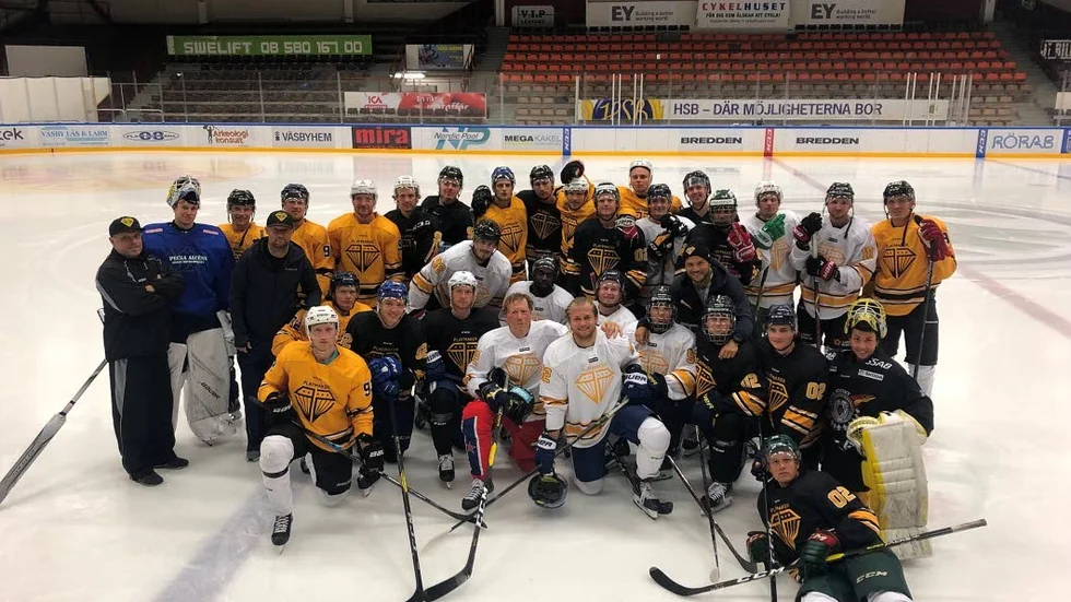 Michael Nylander samlade sina klienter i agenturen Playmaker 92 för en camp på is i Upplands Väsby. Där var även Leif R Carlsson med och tränade.