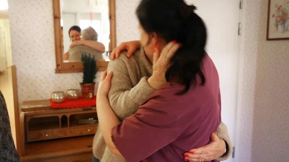 Många anställda inom hemtjänsten känner att tiden inte längre finns för att ge lite ömhet.