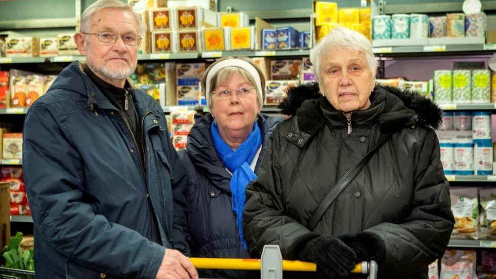 Kontantlösa. Sixten och Siv Eriksson sköter alla sina bankärenden över Internet. Men Inger Gottfridsson (mitten) tycker inte att det är så lätt med datorer.