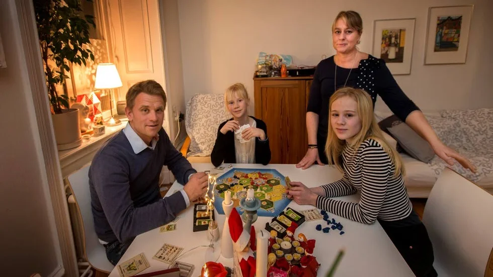 Mikael Olsson och Lisa Olsson, med barnen Sofie, 10 år, och Alva, 14 år, spelar gärna spel när de är tillsammans. Här samlas de kring spelet Settlers.