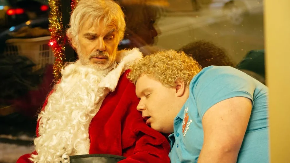 Thurman Merman (Brett Kelly) ser Willie Soke (Billy Bob Thornton) som sin enda familj, men Soke är inte säker på att han uppskattar det.