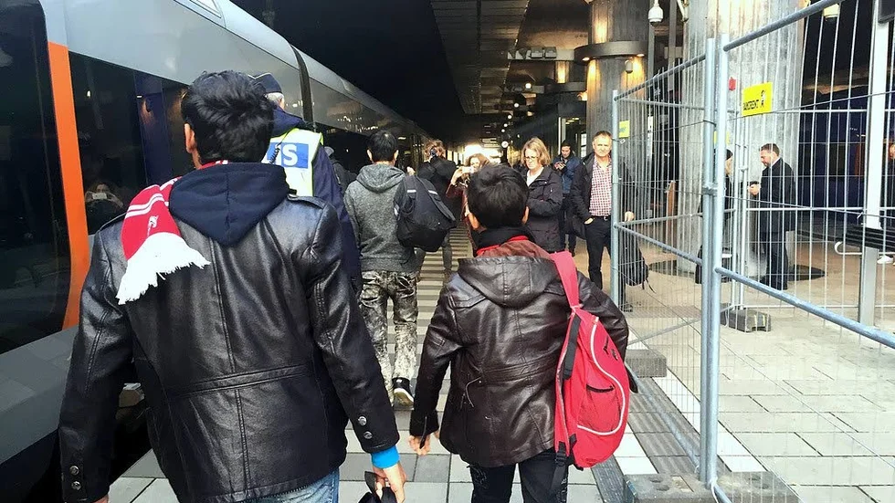 Ensammkommande flyktingpojkar på Malmö central.