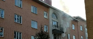 En till sjukhus efter lägenhetsbrand