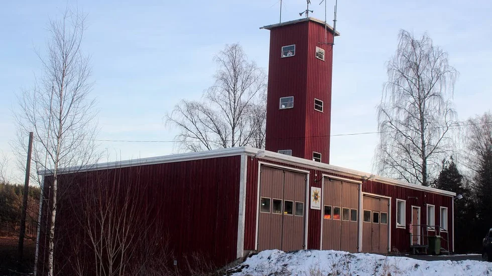 Den gamla. Räddningstjänsten får fortsätta att använda den gamla stationen till den nya kan tas i anspråk.