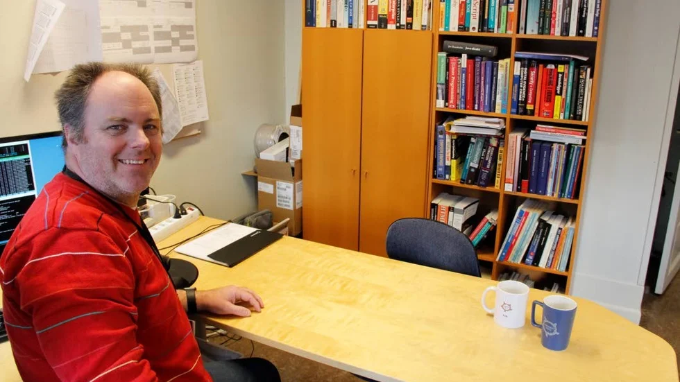 Ny rektor. "Den inställningen jag går in med nu är att vi ska skapa ett teknikprogram som är bäst i regionen och även i landet" säger Fredrik Jansson på Forsmarks skola, som ägs och drivs av Forsmarks Kraftgrupp (FKA) men har Östhammars kommun som huvudman. 85 elever går på skolan i dag.