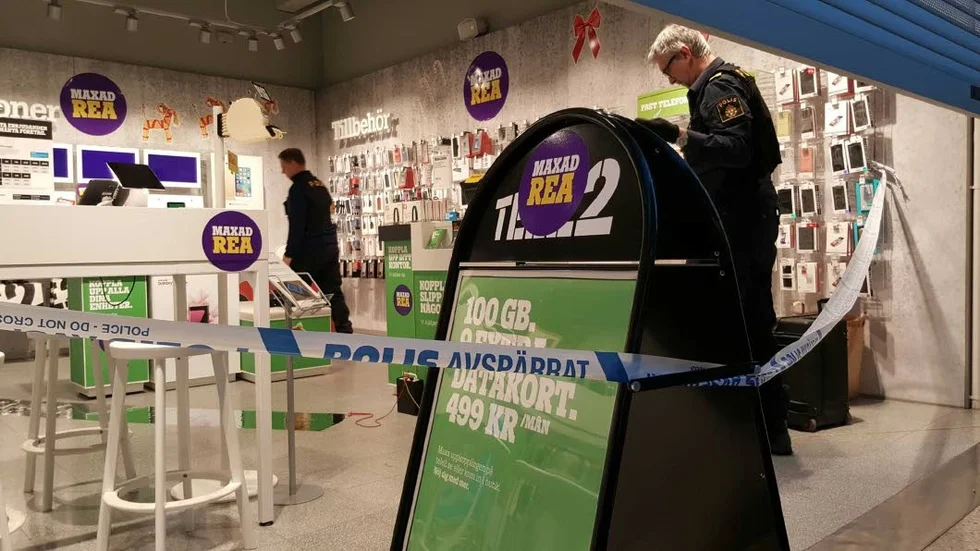 Två män beväpnade med pistoler rånade Tele2-butiken i Bålsta centrum. Båda, och ytterligare en inblandad greps.