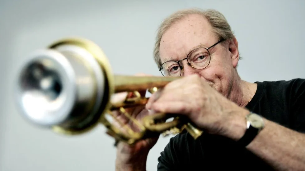 Bosse Broberg var jazzmusiker och trumpetare. Han var under många år chef för jazzradio i P2, tog intiativ till  Radiojazzgruppen samt komponerade materialet till Nogenjagrupp.