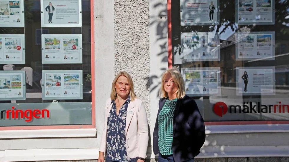 Det är kö hos fastighetsmäklaren Mäklarringen för att få köpa en av de tomter i Åkersberg som släpps till försäljning på lördag. På bilden ser vi de båda fastighetsmäklarna Pia Ponti-Andersson och Kith Hillman.