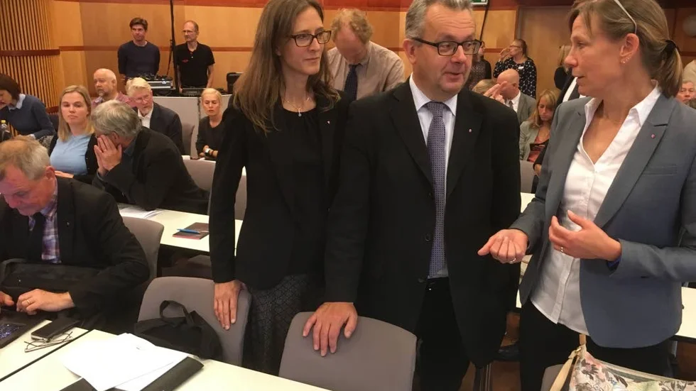 Tillstyrker bolagets ansökan. På plats första dagen i rättssalen vid Mark- och miljödomstolen fanns bland andra Ansi Gerhardsson, Michael Egan och Annika Bratt (t v) vid Strålsäkerhetsmyndigheten SSM. Myndigheten är regeringens expertorgan inom strålsäkerhet.