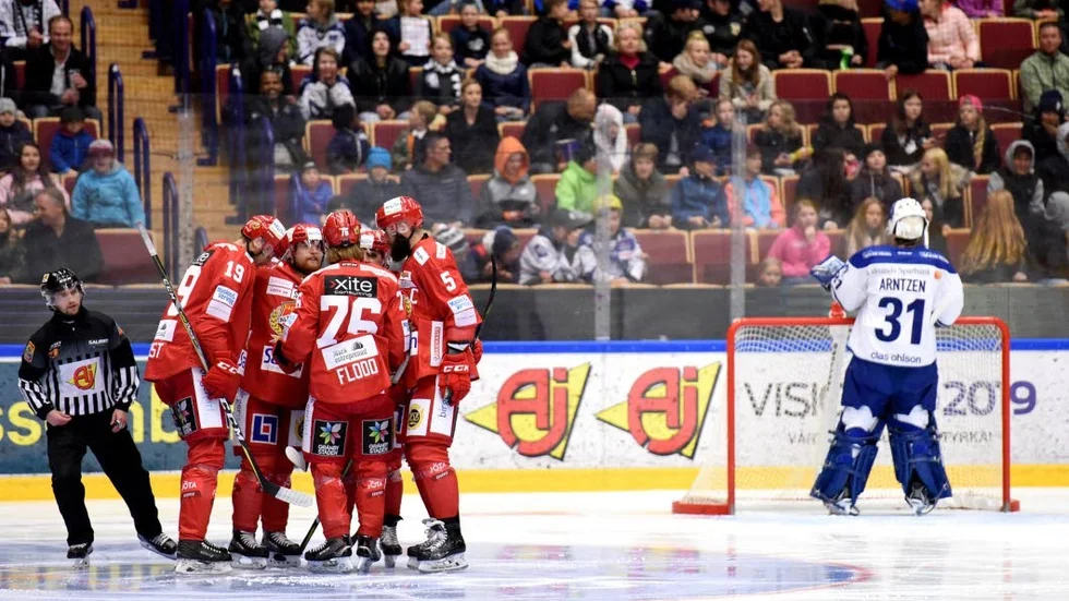 Måljubel. Almtuna har gjort 1–0 efter 17 sekunder, ett mål som blev matchens enda. William Quist, i högen av spelare, var den som gjorde målet.