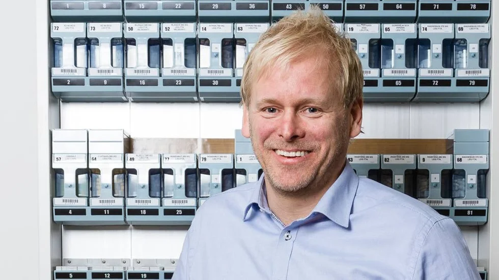 Petter Hellman är affärsutvecklare och jobbar med den ny satsningen dinVitamin. I bakgrunden syns den nyinköpta sorterings- och förpackningsmaskinen.