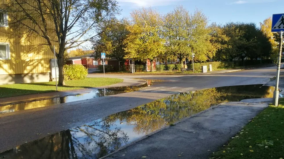 Vattenpölarna täcker stora delar av vägen och när det regnat kraftigt innebär det att även trottoarena svämmas över. Något som tvingar fotgängare att gå mitt i vägen.