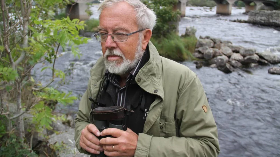 Älven brusar. Stig Holmstedt samlar på fågelarter. Och han bor på Mattön, på gränsen till den nationalpark han ivrat för från första början.