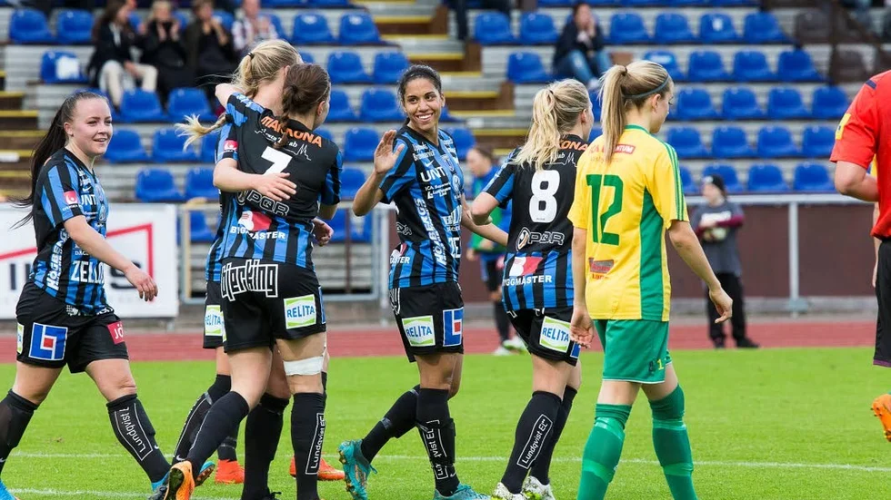 Besvikna. Sirius får inte träna på Lötens naturgräsplan.