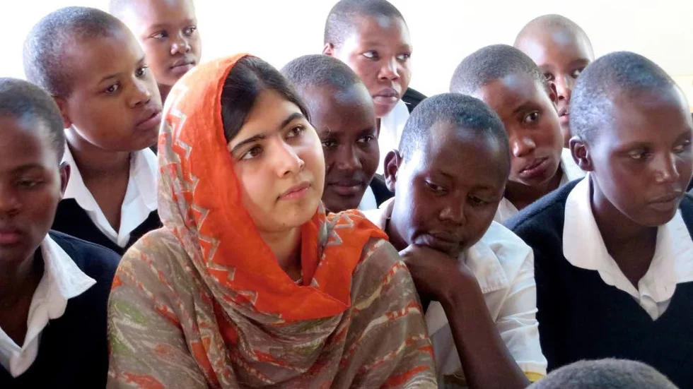 Malala Yousafzai inspirerar eleverna i en flickskola i Kenya i "He named me Malala".