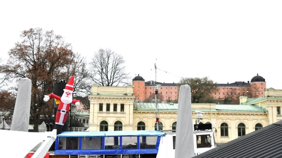 En tomte fladdrar i vinden på m/s Kung Carl Gustaf.