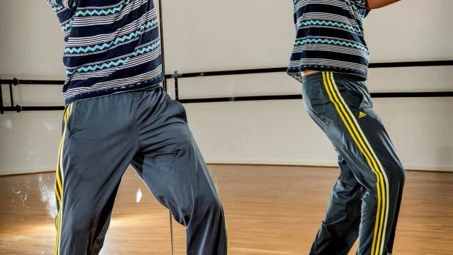 Zumba. "Det som är omvänt med zumba är att instruktören står spegelvänt mot de som är med. Det är en sådan sak de säger på utbildningen, att vi gör det här tillsammans. Och det finns inga fel!" säger Simon Monserrat.