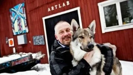 Leif Jacobssons väldiga verkstad rymmer ett rum för varje teknik.