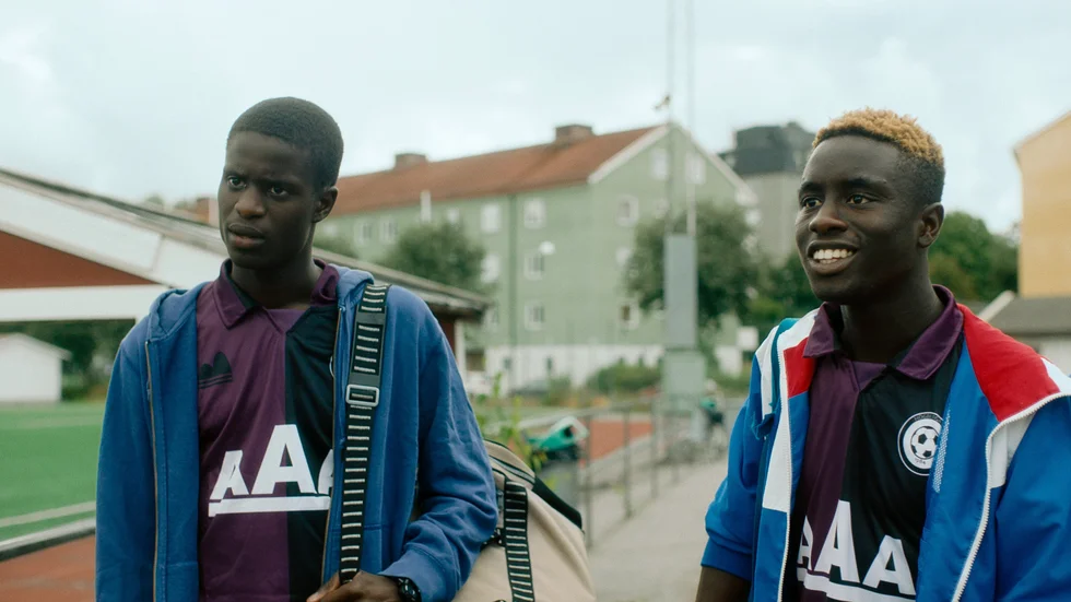 Solomon Njie och Alieu Jeng spelar fotbollsbröderna Ousman och Malik i "En mot en". Pressbild.