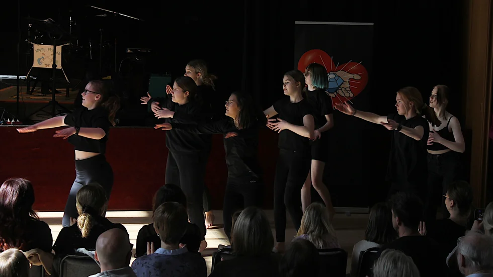 Dansa tillsammans, som i dansgänget Supernova, är ett sätt att bygga broar till gemenskap.