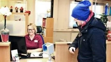 Receptionist Lise-Lotte Emilsson och patient Kim Dahlberg.