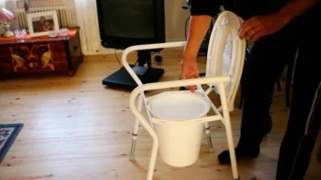 Värdigt? Det var toahinken i vardagsrummet som rörde upp känslorna hos medier över hela landet. Hittills har Melker Norgren vägrat använda toahinken.