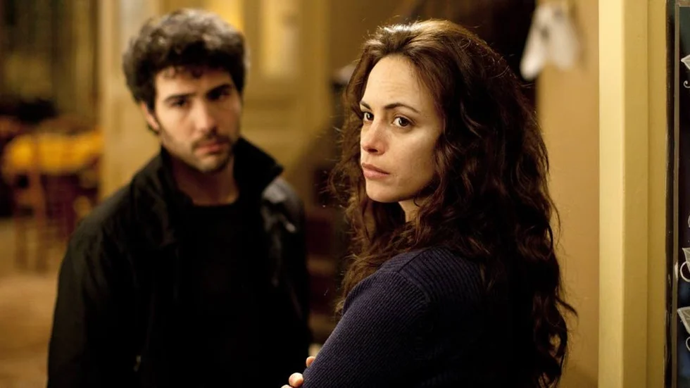 Marie (Bérénice Bejo) och Samir (Tahar Rahim) träffades på hennes apotek och blev kära. Nu ska de leva tillsammans men det blir allt annat än enkelt i "Det förflutna".