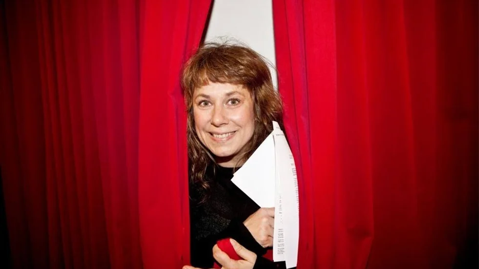Kommunicerar. Konstnären  Stina Wollter gillar att kommunicera med både radiolyssnare och twittrare. Hon är nominerad till läsarnas Upplänning 2013.