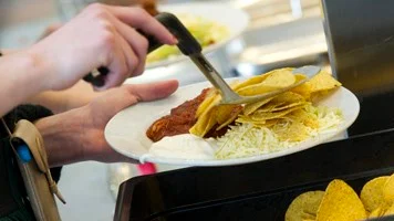 STOCKHOLM 20120419
Det är få skolor som uppfyller kriterierna för att bedöma om skolmaten uppfyller de svenska näringsrekommendationerna
Elever tar för sig av skolmaten på Eriksdalsskolan på Södermalm i Stockholm.Denna dag var det taccos. Foto: Fredrik Sandberg / SCANPIX / Kod 10080