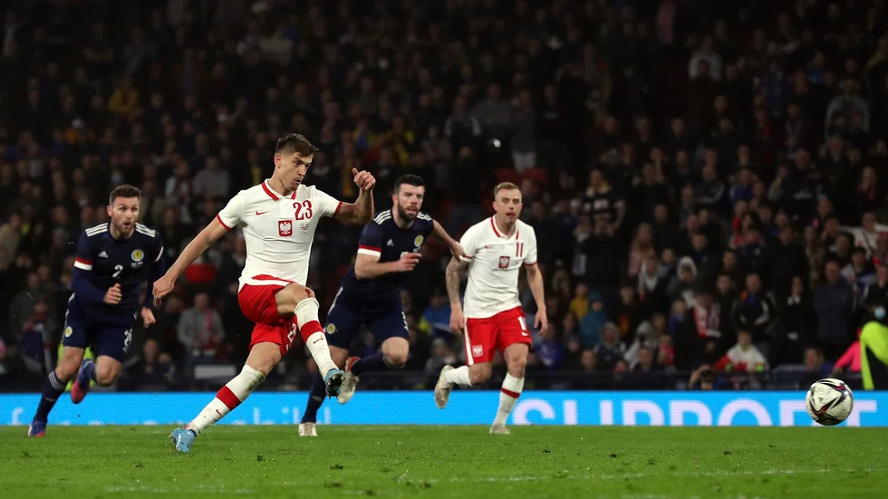 Krysztof Piatek kvitterar på straff mot Skottland, men missar playoffinalen mot Sverige på grund av skada.