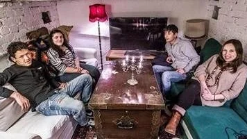 Farid Salehi, Nadia Saraj, Khalil Mosavi, Miriam Ringström i föreningen Tamams lilla rum i källaren på Gropgränd 4. Tamams idé är att bryta ner de hinder som står i vägen för att unga människor med olika bakgrunder ska få chans att lära känna varandra.