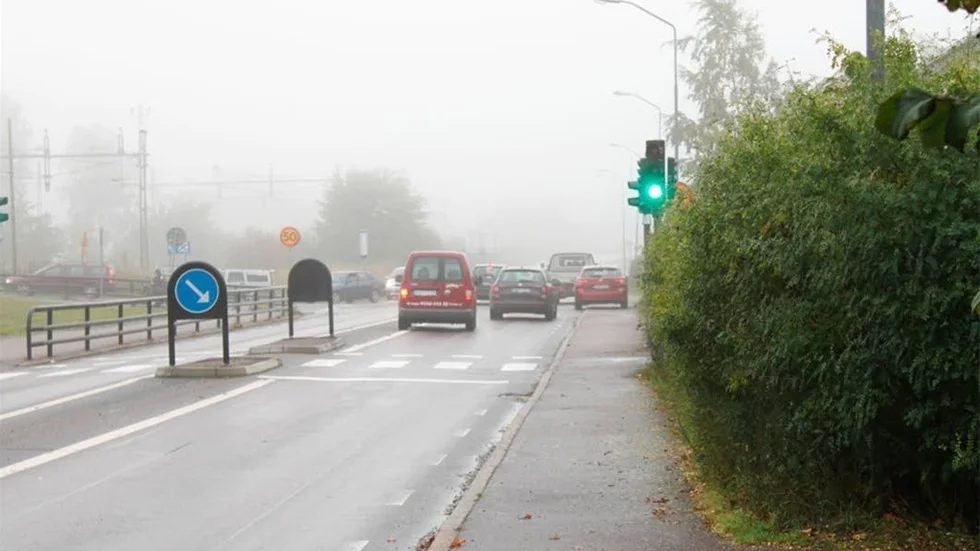 Trafikkaos. När bommarna är nere används trottoarren av stressade bilister längs väg 72.