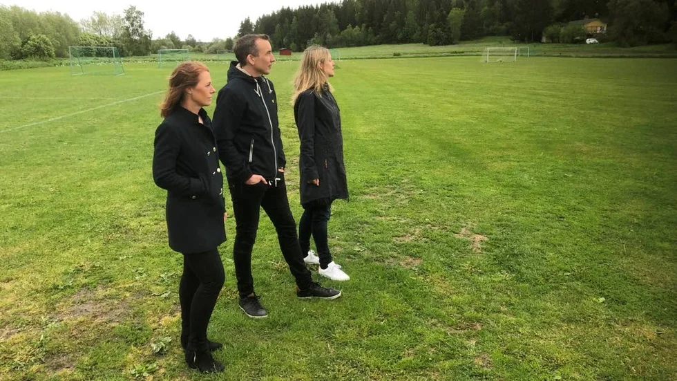 Cecilia Annerén, Magnus Odén och Lena Isenstam blickar ut över Nydal (övriga initiativtagare är Jonathan Royce och Lars Almesjö). De räknar med att få de 1 400 namnunderskrifter som krävs.