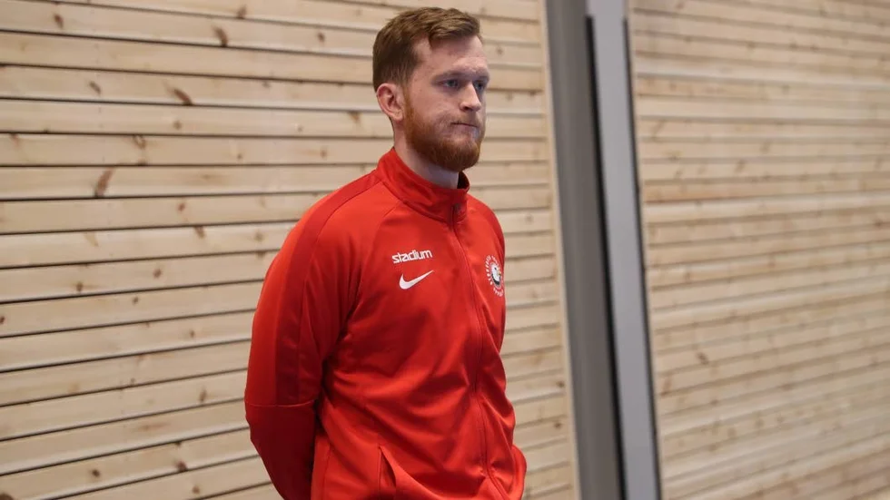 Victor Ohlström i nya klubbkläder. Han lämnar Falun för Storvreta.