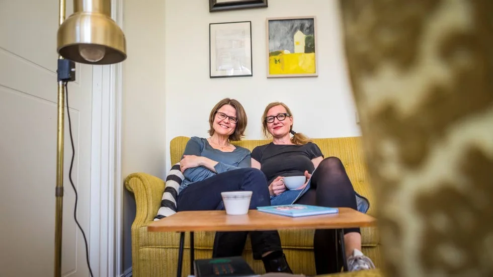 Anna Ehn och Mia Öström i den gemensamma skrivarlyan i Ateljéföreningen Hospitalet. Samtliga möbler är loppisfynd och soffan utnyttjas både till skrivande och tupplurar.