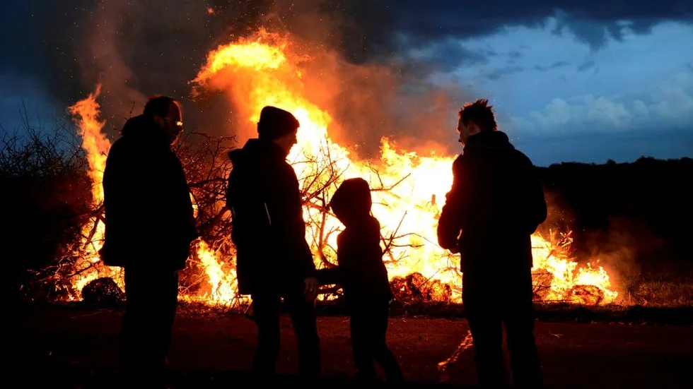 Ett eldningsförbud skulle snarare öka brandrisken på valborg, enligt räddningstjänsten.