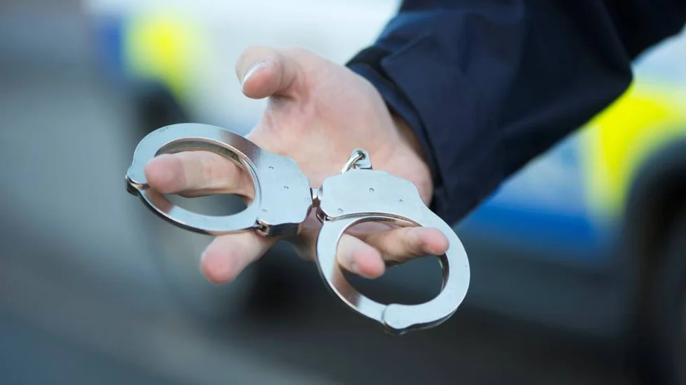 Polis fick sätta handfängsel på den påverkade mannen på skolgården för att kunna gripa honom.