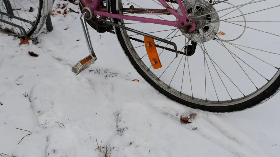 Cyklister från Bälinge får korsa gamla E 4 på väg till Uppsala.