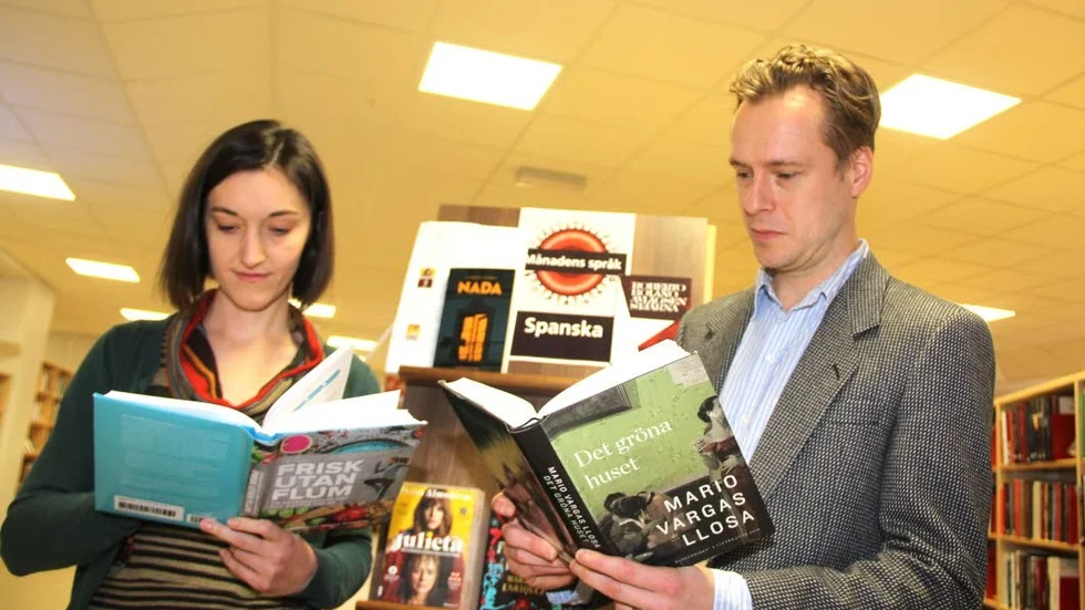 Kulturprogram. Både bokläsning och fysisk träning är viktiga inslag i Tierps kulturprogram. Här läser Martyna Olsynska en bok om hälsa och Mikael Sjöberg en bok av nobelpristagaren Vargas Llosa.