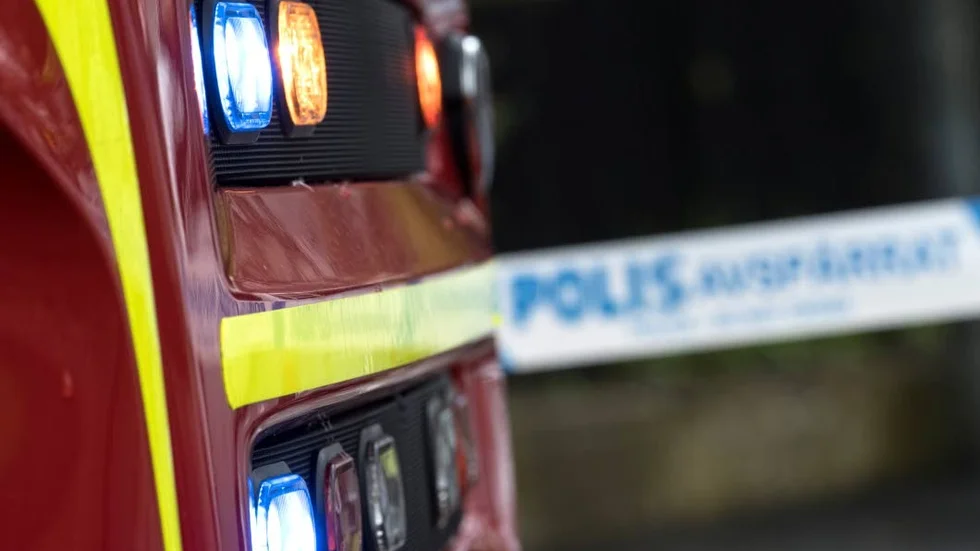 Brand. Någon hade tänt eld på ett skjul vid järnvägen.