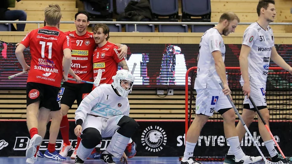 Målrikt. Filip Stenmark, Robin Nilsberth och Jimmie Pettersson firar ett av hela tolv Storvretamål i toppmötet mot Pixbo.