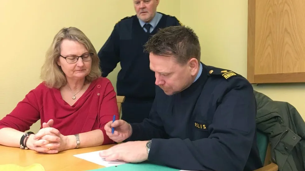 Undertecknar. Medborgarlöftet undertecknas av kommunalrådet Marie Wilén (C) och Henrik Abrahamsson, tillförordnad chef för lokalpolisområde Norduppland. Med på bilden är också Olle Rehn, kommunpolis i Heby.