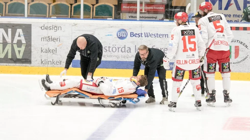 Förs ut på bår. William Quist efter den otäcka smällen i matchen mot Björklöven på onsdagen. Victor Rollin-Carlsson (15) och Per Svensson följer sin lagkamrat.