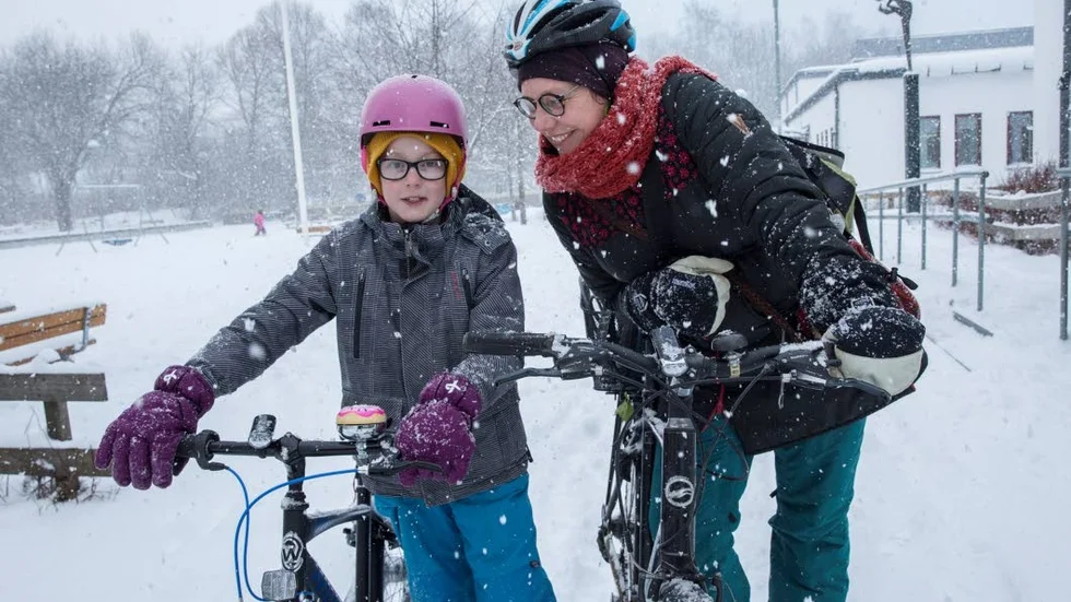Mamma Anna Rosling Larsson jobbar åt ungefär rätt håll vilket gör att det oftast är hon som cyklar med sonen Lars till skolan.