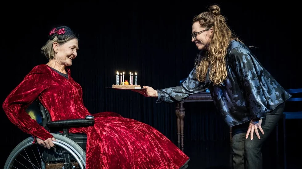 Komplicerad relation. Ann Petrén och Sofia Ledarp gör rollerna som mor och dotter i Björn Runges nyskrivna drama.